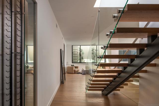 722 Amphitheatre Dr, Del Mar CA: https://media.crmls.org/mediaz/8ee63d82-5d40-49bc-ad2b-fc4b187ab1fb.jpg