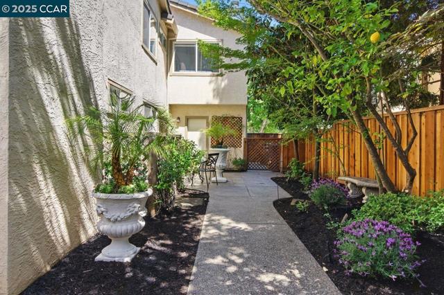 5220 Portillo Valley, San Ramon CA: https://media.crmls.org/mediaz/8ee6e87e-c054-4256-97dc-7341c436d828.jpg