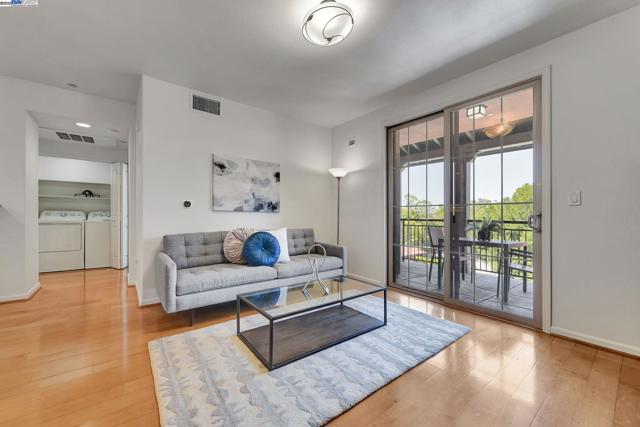 20500 Town Center Ln, Cupertino CA: https://media.crmls.org/mediaz/8ee6f420-e544-41c0-b175-e99c8044ab5d.jpg
