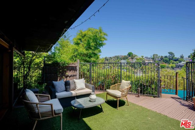 2528 Dearborn Drive, Los Angeles CA: https://media.crmls.org/mediaz/8ee77896-1761-422b-bc14-bdff5c4a0332.jpg