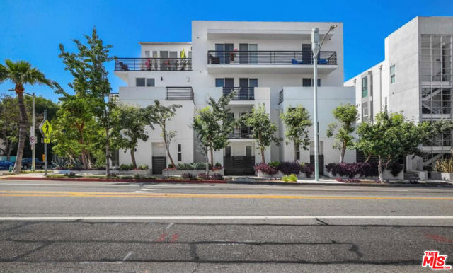 1283 Havenhurst Drive, West Hollywood CA: https://media.crmls.org/mediaz/8ee9006c-789e-4a7a-96cf-09001cd050d9.jpg