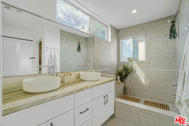 657 Mildred Avenue, Venice CA: https://media.crmls.org/mediaz/8ee913bf-1245-4748-a3a6-e2fc66aec651.jpg