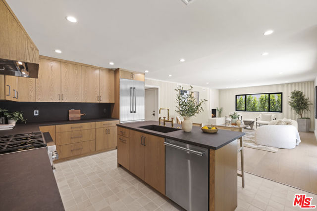 11268 Dona Lola Drive, Studio City CA: https://media.crmls.org/mediaz/8ee93ae8-667c-458b-bd35-6a157ad681e5.jpg