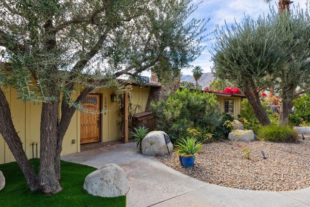 1387 E Verbena Drive, Palm Springs CA: https://media.crmls.org/mediaz/8ee9a52b-5dd7-4f87-94dc-fe32d891473f.jpg