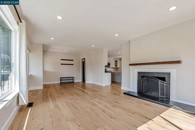 5891 Caulfield Dr, Clayton CA: https://media.crmls.org/mediaz/8eea9680-7102-483b-98e0-556f842c7e72.jpg