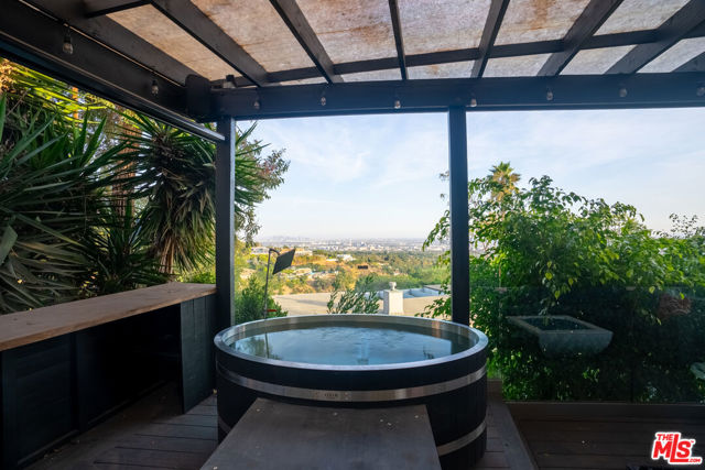 1438 Davies Drive, Beverly Hills CA: https://media.crmls.org/mediaz/8eeb03b6-cdcf-41a6-885f-2372d59a294c.jpg
