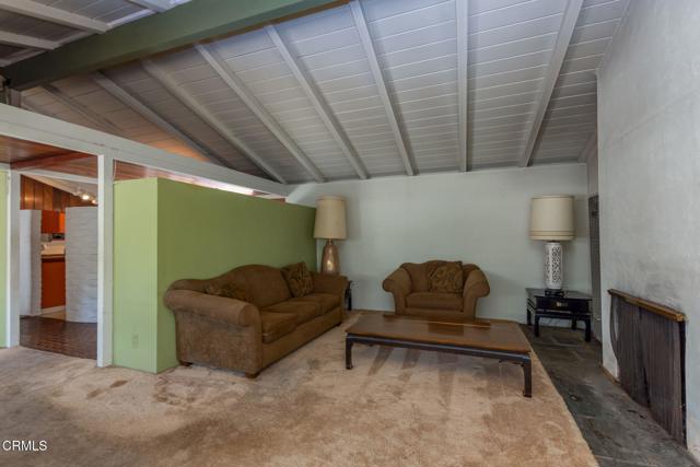 1330 Fern Oaks Drive, Santa Paula CA: https://media.crmls.org/mediaz/8eeb52b1-c4f6-471f-8c21-0e45f134fe33.jpg