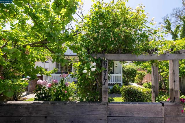 6417 Sunnymere Ave, Oakland CA: https://media.crmls.org/mediaz/8eeba249-1320-44f6-8167-fb2fad920637.jpg