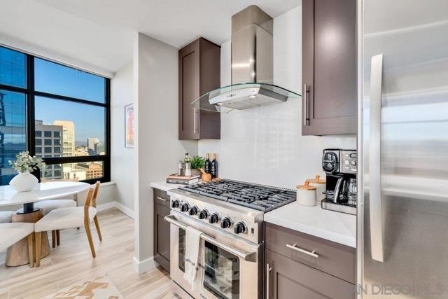700 W E St, San Diego CA: https://media.crmls.org/mediaz/8eebb56f-ce29-4401-a922-acc537ebc7a9.jpg