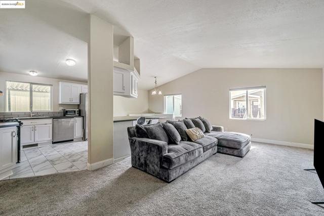 16711 Marsh Creek Rd, Clayton CA: https://media.crmls.org/mediaz/8eebf54d-dc60-4fda-b9f1-23fe99ebc2c8.jpg
