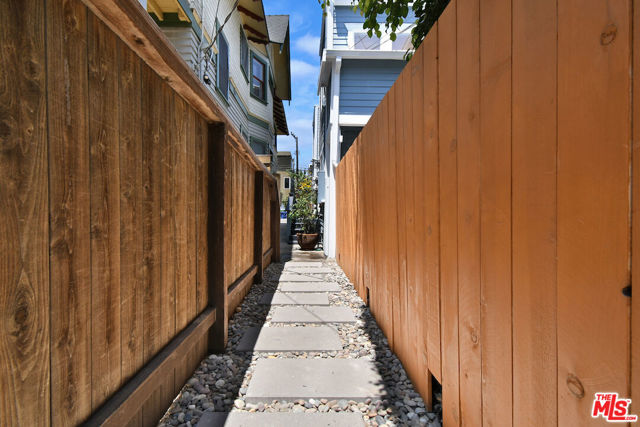 224 Horizon Avenue, Venice CA: https://media.crmls.org/mediaz/8eecd54a-6d65-41cd-89f7-09913e50627d.jpg