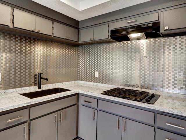 426 Village W Square, Palm Springs CA: https://media.crmls.org/mediaz/8eed69ab-16ea-4e4a-b9c7-1417665872d6.jpg