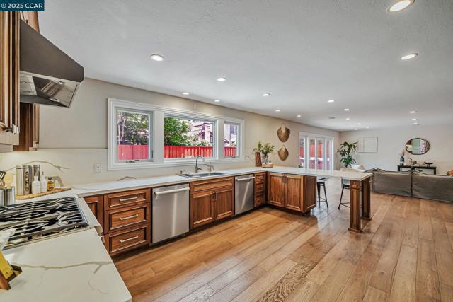 732 Graham Ct, Danville CA: https://media.crmls.org/mediaz/8eef1d55-bad5-460b-8ced-fc849d9f3e02.jpg