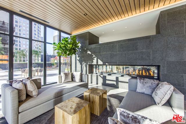 801 S OLIVE Street, Los Angeles CA: https://media.crmls.org/mediaz/8eefa7fe-4aff-4066-b3d4-c2625f01d89b.jpg