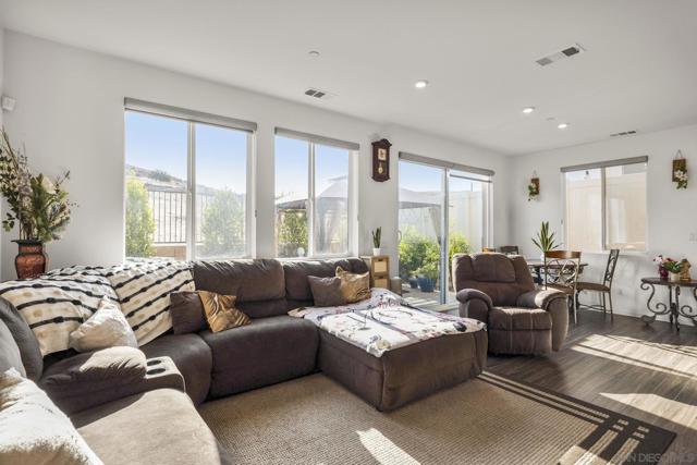 532 Enzo St, Lake Elsinore CA: https://media.crmls.org/mediaz/8ef01857-2ca8-4887-b002-f0193fadcfc2.jpg