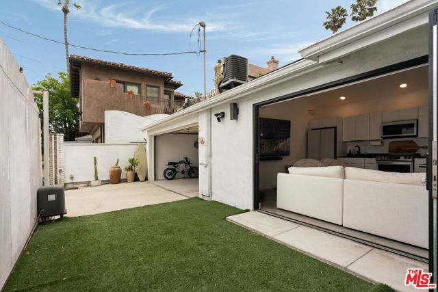 3011 Clune Avenue, Venice CA: https://media.crmls.org/mediaz/8ef02d19-74a4-4cc8-a455-dc02233c00cd.jpg