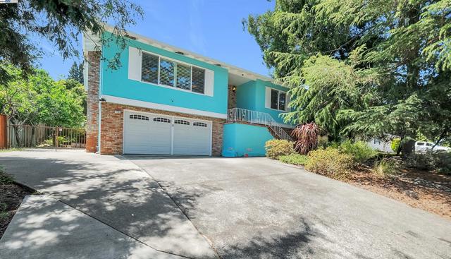 17561 Vineyard Rd, Castro Valley CA: https://media.crmls.org/mediaz/8ef07934-a823-4413-9672-192b5c79d566.jpg