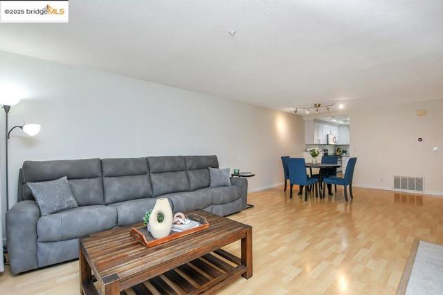 2587 Oak Rd, Walnut Creek CA: https://media.crmls.org/mediaz/8ef084f8-27ba-40e5-ac8f-a410081f99a7.jpg
