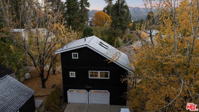 993 Cameron Drive, Big Bear CA: https://media.crmls.org/mediaz/8ef09ce3-9b89-4b7c-86d4-2cf207b2dc3a.jpg