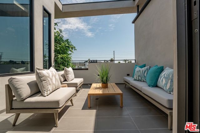 818 N Curson Avenue, Los Angeles CA: https://media.crmls.org/mediaz/8ef33634-3163-434a-b7c5-ba9ee2ff995e.jpg