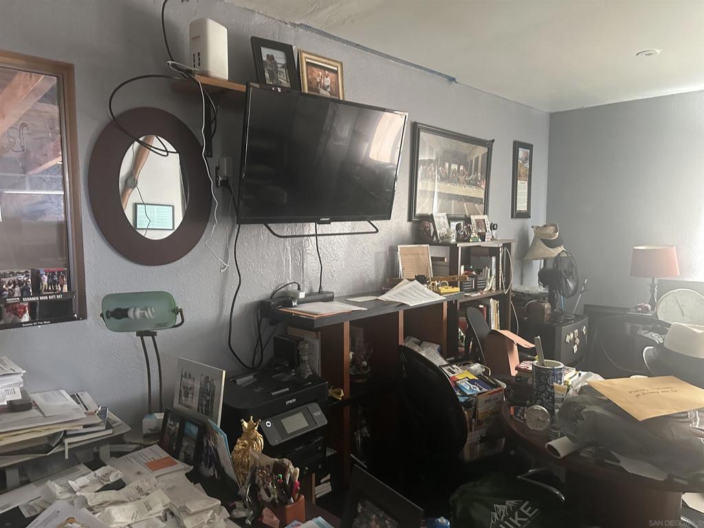 https://media.crmls.org/mediaz/8ef38d3a-0264-415d-8d96-ffbb3bc561bb.jpg?preset=X-Large