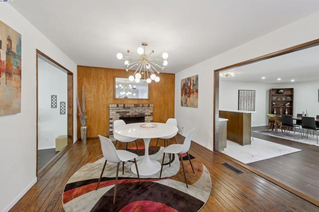 7606 Desertwood Ln, Pleasanton CA: https://media.crmls.org/mediaz/8ef4dcbf-b1a4-479b-82de-1133e3eff954.jpg