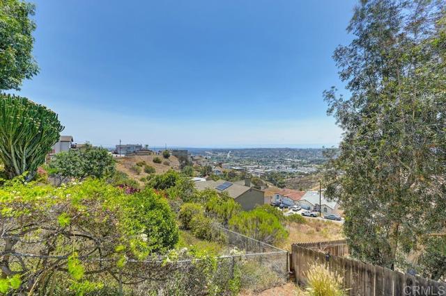 1656 Maria Avenue, Spring Valley CA: https://media.crmls.org/mediaz/8ef51938-8ae6-426a-a162-1bbadc472fc8.jpg