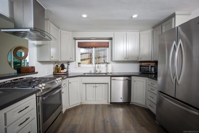 455 Glencrest Dr, Solana Beach CA: https://media.crmls.org/mediaz/8ef5fbcb-1da5-429b-881e-61346fff67d0.jpg