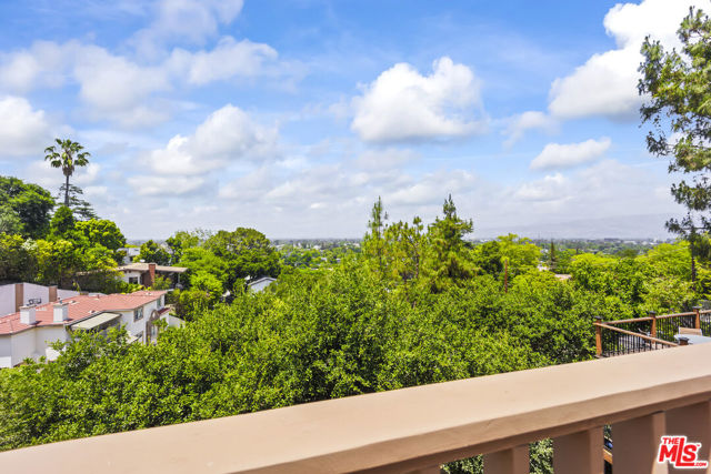 11621 Sunshine Terrace, Studio City CA: https://media.crmls.org/mediaz/8ef69fa3-1df4-44d9-a44e-9007b6e16dac.jpg