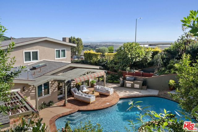 1305 Duende Lane, Pacific Palisades CA: https://media.crmls.org/mediaz/8ef6c11f-a88d-433c-8113-08f3d02e2c27.jpg