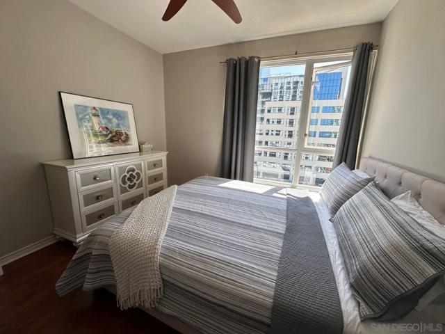 1240 India St, San Diego CA: https://media.crmls.org/mediaz/8ef6cb0a-51d6-4453-8859-218eac1ca864.jpg