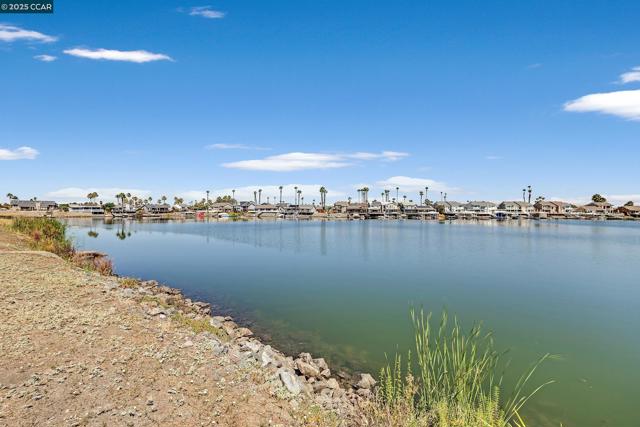 5727 Cutter Loop, Discovery Bay CA: https://media.crmls.org/mediaz/8ef6d586-a5e9-4218-bc4d-bce73c963375.jpg
