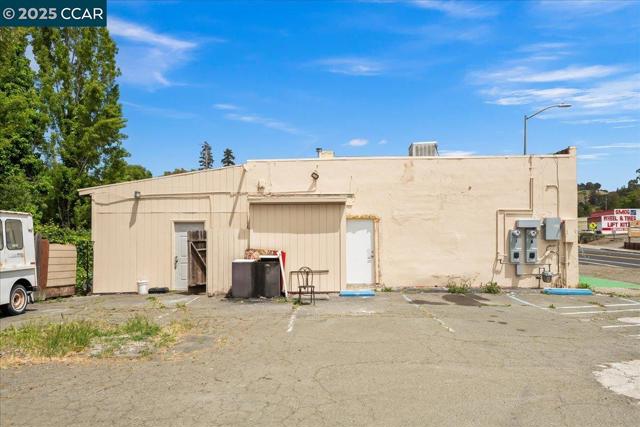4955 Appian Way, El Sobrante CA: https://media.crmls.org/mediaz/8ef71144-77d3-4d8b-ae34-a1a29d79719f.jpg