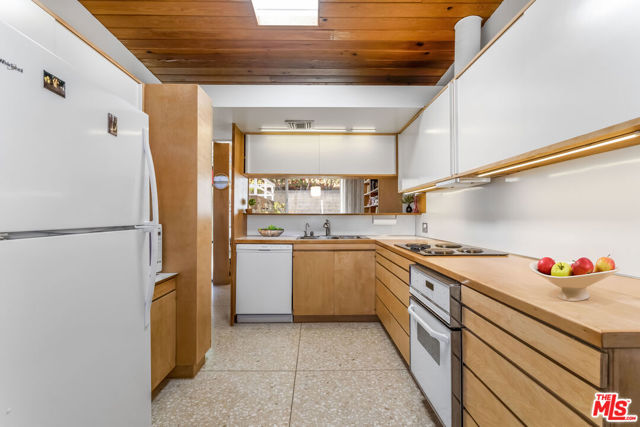 8554 Day Street, Sunland CA: https://media.crmls.org/mediaz/8ef727aa-057c-4d01-9b20-7d0816edfb2f.jpg