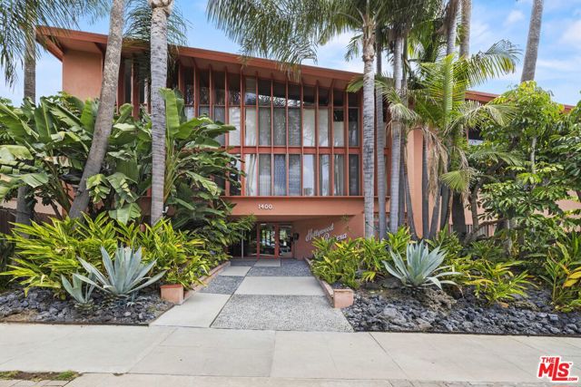 1400 N Hayworth Avenue, West Hollywood CA: https://media.crmls.org/mediaz/8ef7320a-382f-4257-83ca-2b356e61053f.jpg