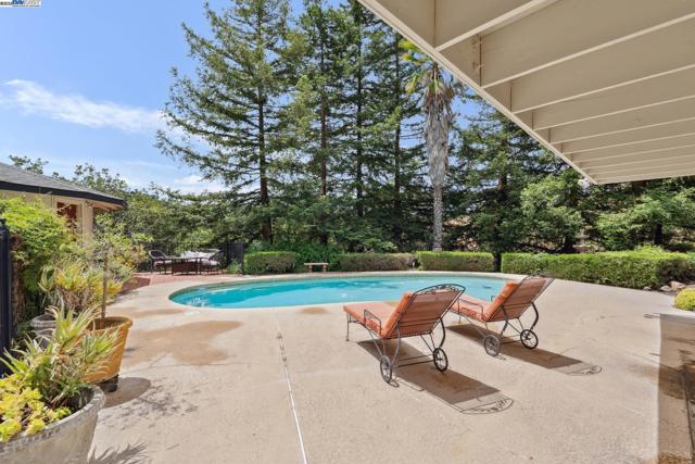 375 Montecillo Dr, Walnut Creek CA: https://media.crmls.org/mediaz/8ef7a56b-1a91-4c64-af75-c302e988507d.jpg