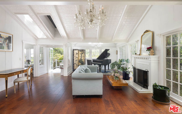 8805 Lookout Mountain Avenue, Los Angeles CA: https://media.crmls.org/mediaz/8ef81161-08c2-41af-a36b-2f129abc872d.jpg