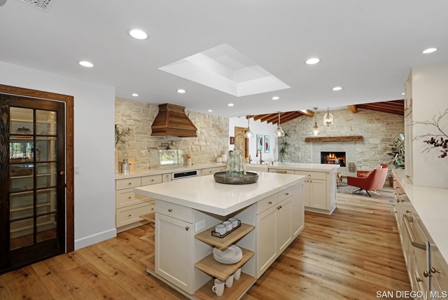 6026 La Granada, Rancho Santa Fe CA: https://media.crmls.org/mediaz/8ef89546-f917-449c-aa3f-6c5edab3d27e.jpg