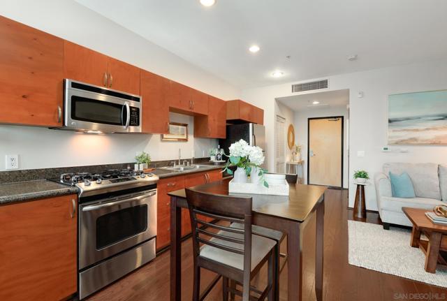 1551 4Th Ave, San Diego CA: https://media.crmls.org/mediaz/8ef8a9b1-b046-410e-a7ee-e3d63adc420c.jpg