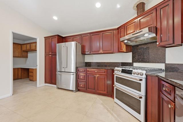 Detail Gallery Image 11 of 40 For 647 via Costa Rica, Vista,  CA 92081 - 3 Beds | 2 Baths