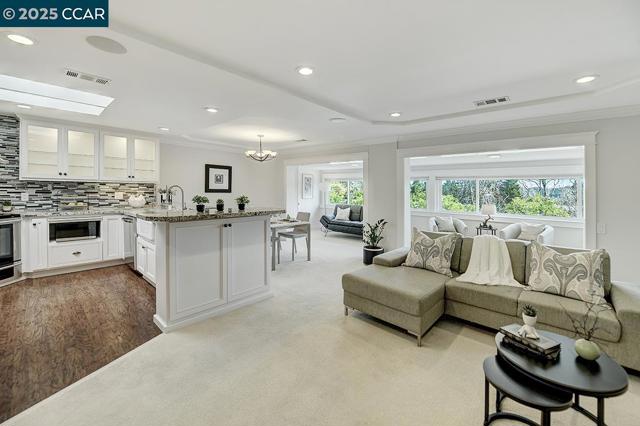 1232 Skycrest Dr, Walnut Creek CA: https://media.crmls.org/mediaz/8ef9a21f-408e-43fe-9082-567a69015836.jpg