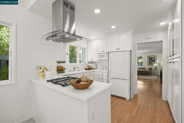 71 Maple Ln, Walnut Creek CA: https://media.crmls.org/mediaz/8efa1c73-b87a-41ca-9b0f-fcd295af7331.jpg
