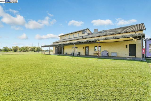 8091 Balfour Rd, Brentwood CA: https://media.crmls.org/mediaz/8efa8c63-7a5d-414b-8073-6216345d820c.jpg