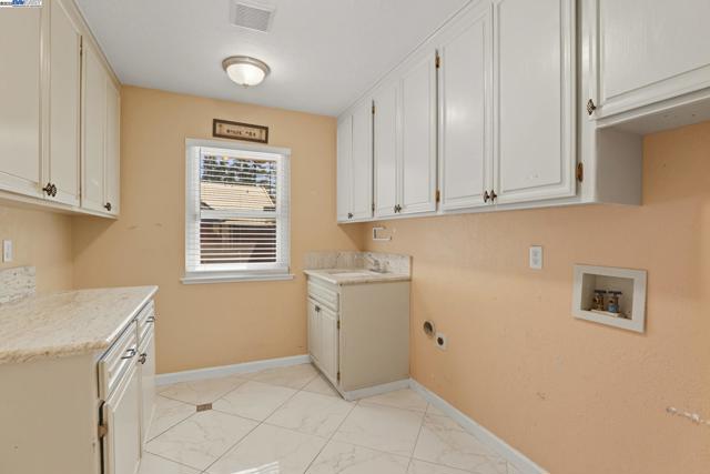 4470 Rolling Oaks Dr, Granite Bay CA: https://media.crmls.org/mediaz/8efaa554-fefb-4dda-ba5b-3aff9703e083.jpg