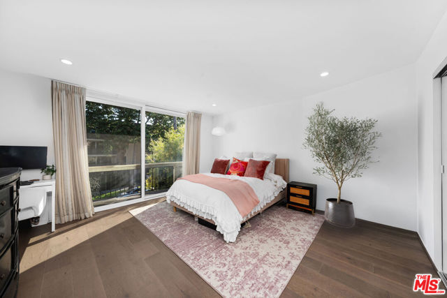 11970 Montana Avenue, Los Angeles CA: https://media.crmls.org/mediaz/8efb3691-fc09-4272-83b5-3a639fe67264.jpg