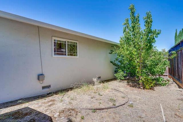 898 La Plata Plaza, Campbell CA: https://media.crmls.org/mediaz/8efc1378-7d1b-4143-afaf-2b92fcd00e60.jpg