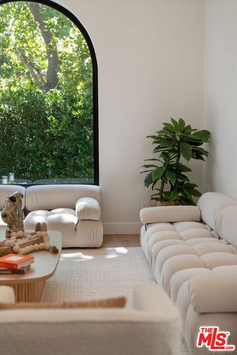 100 S La Jolla Avenue, Los Angeles CA: https://media.crmls.org/mediaz/8efcbe0a-4987-4784-b269-8fca867e5e74.jpg
