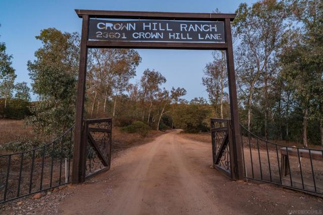 23898 Crown Hill Ln, Escondido CA: https://media.crmls.org/mediaz/8efcff0a-415a-49d7-9457-5e42fe4a019e.jpg