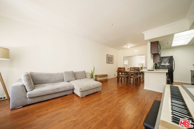 533 S St Andrews Place, Los Angeles CA: https://media.crmls.org/mediaz/8efd2657-3c53-47e3-8e42-170179e92ac3.jpg