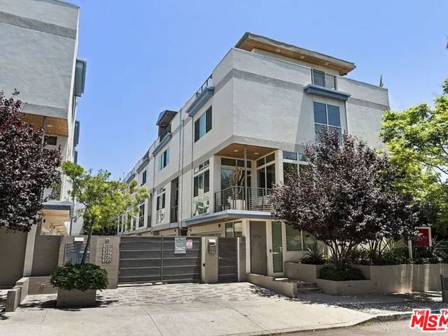 6728 W Hepburn Way, Los Angeles CA: https://media.crmls.org/mediaz/8efe301d-6916-4a8d-9ec1-ae17ee80aa1d.jpg